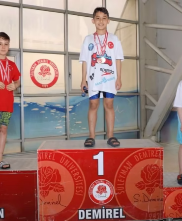 SDÜ 23 Nisan Yüzme Şenliği'nde 170 Sporcu Kıyasıya Yarıştı