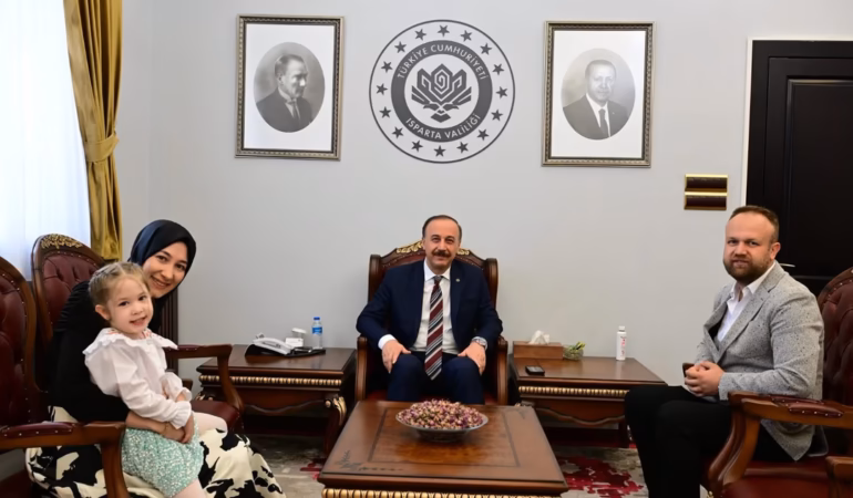 5 Yaşında Kur'an Okuyan Minik İkra'ya Valilikte Özel Ağırlama