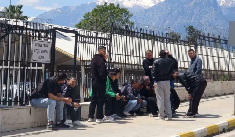Antalya'daki Ölüm Yolunda Feci Kaza: Genç Motokurye Hayatını Kaybetti