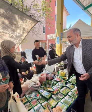 Atabey Pazarında Anneler Günü Sürprizi: Başkan Pehlivan'dan Çiçek