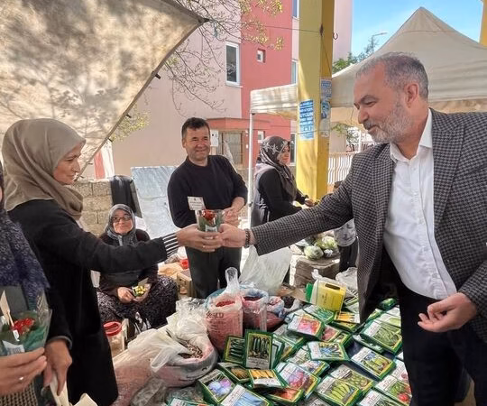 Atabey Pazarında Anneler Günü Sürprizi: Başkan Pehlivan'dan Çiçek