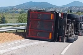 Burdur Kavşağında Feci Kaza: Kontrolden Çıkan Tır Devrildi