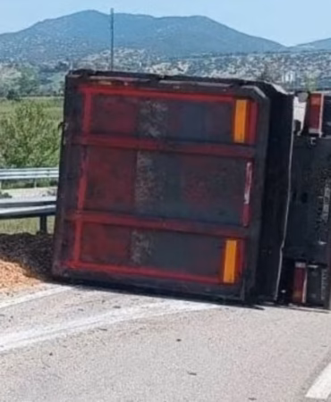 Burdur Kavşağında Feci Kaza: Kontrolden Çıkan Tır Devrildi