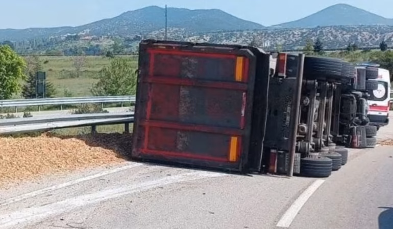 Burdur Kavşağında Feci Kaza: Kontrolden Çıkan Tır Devrildi