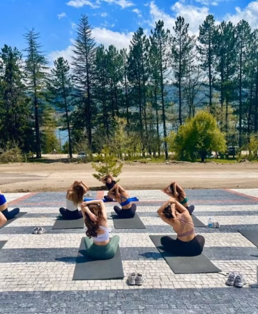 Doğayla İç İçe Sağlıklı Yaşam: Gölcük’te Mat Pilates Buluşması
