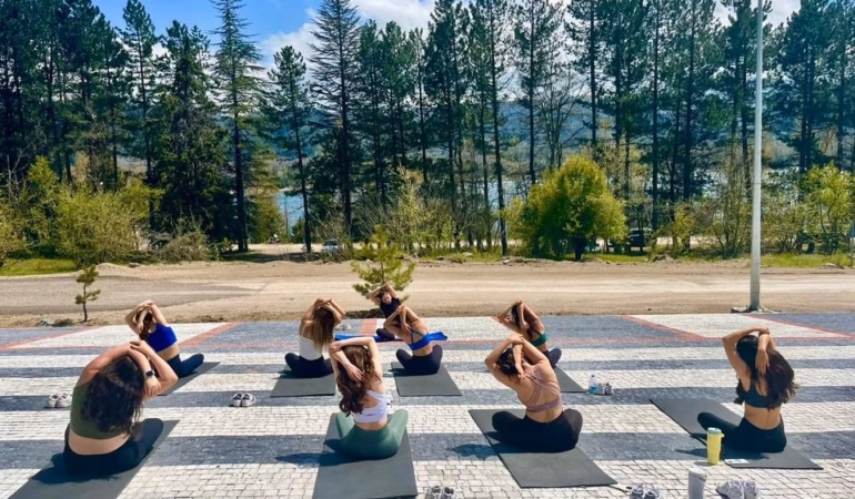 Doğayla İç İçe Sağlıklı Yaşam: Gölcük'te Mat Pilates Buluşması