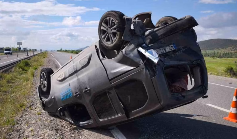 Isparta-Konya Yolunda Korkutan Kaza: Kamyonete Çarpan Otomobilde 8 Yaralı