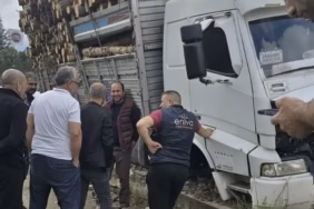Isparta-Sav Yolunda Facianın Eşiği: Kaldırıma Çıkan Kamyonun Tekeri Fırladı