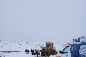Isparta'da Çöken Yol 10 Kişiyi ve 700 Koyunu Dağda Mahsur Bıraktı