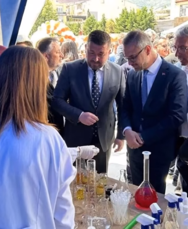 Isparta'da Genç Yetenekler Mesleki Eğitim Şenliği'nde Sahneye Çıktı