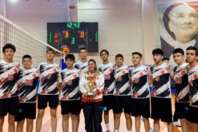 Isparta'da Gençlerin Voleybol Şampiyonu Turan Yazgan Lisesi