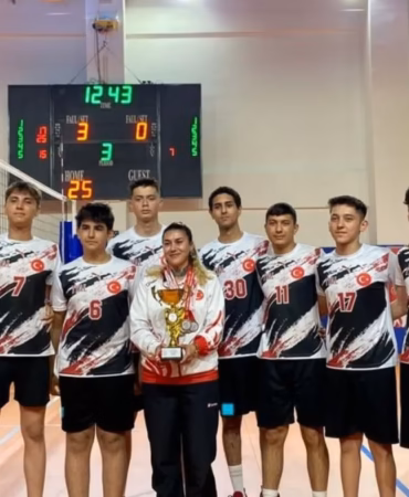 Isparta'da Gençlerin Voleybol Şampiyonu Turan Yazgan Lisesi