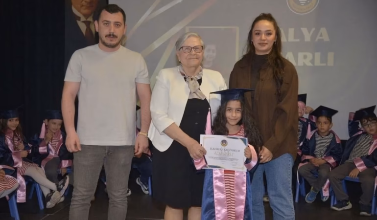 Isparta'da Minik Kalplerin Mezuniyet ve İlkokul Heyecanı