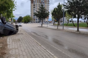 Isparta'da Sabıkalı Kavşakta Korkutan Kaza: Otomobil Ters Döndü