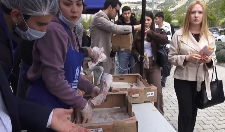 Öğrencilere 5 bin adet balık ekmek dağıtıldı