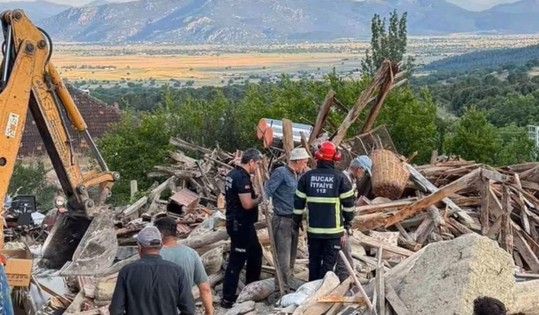Bucak’ta Faciadan Kıl Payı: Çöken Kerpiç Evden Mucize Kurtuluş