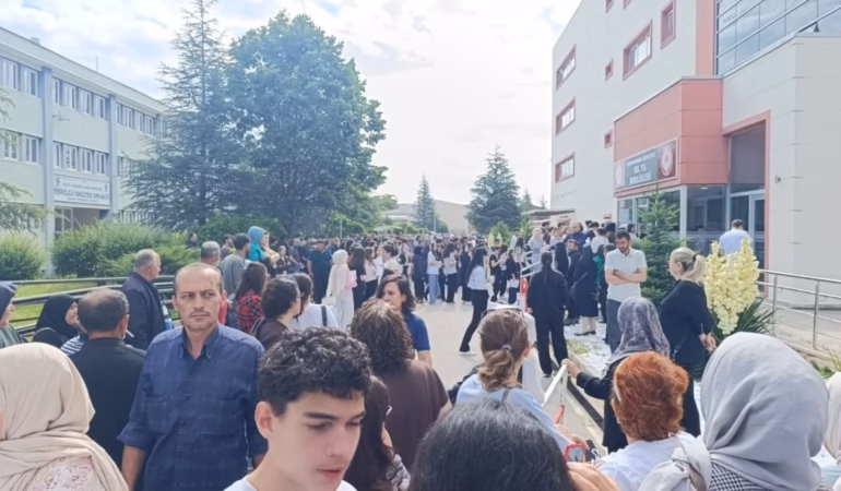 Geleceğe Atılan Büyük Adım: 2,5 Milyon Aday İçin YKS Maratonu Başladı
