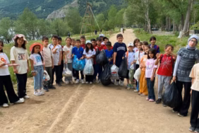 Gölcük'te Minik Yüreklerden Çevre Dersi: Hem Piknik Yaptılar Hem Temizlik