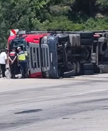Isparta-Antalya Karayolunda Tır Devrildi: Trafikte Zor Anlar