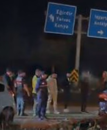 Isparta Atabey Kavşağı’nda Gece Yarısı Dehşeti: İki Otomobil Çarpıştı