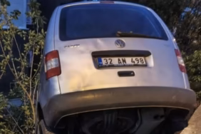 Isparta Işıkkent'te Feci Kaza: Otomobil Korkuluklara Saplandı, 2 Yaralı