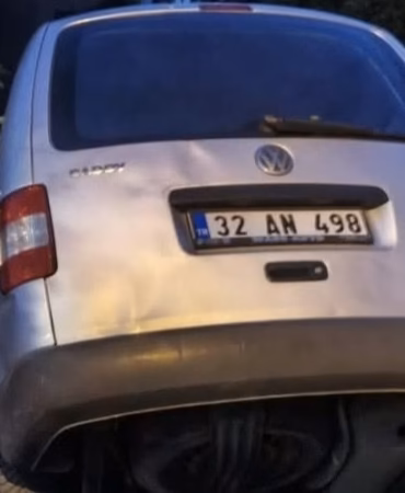 Isparta Işıkkent'te Feci Kaza: Otomobil Korkuluklara Saplandı, 2 Yaralı