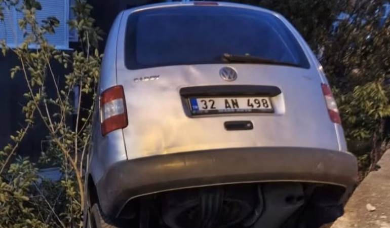 Isparta Işıkkent’te Feci Kaza: Otomobil Korkuluklara Saplandı, 2 Yaralı
