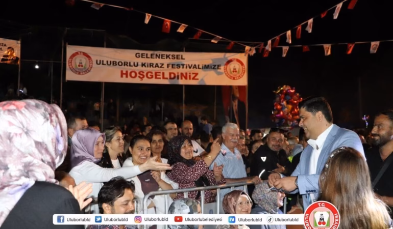 Isparta Uluborlu’da 47. Kiraz Festivali Hüseyin Kağıt İle Coştu