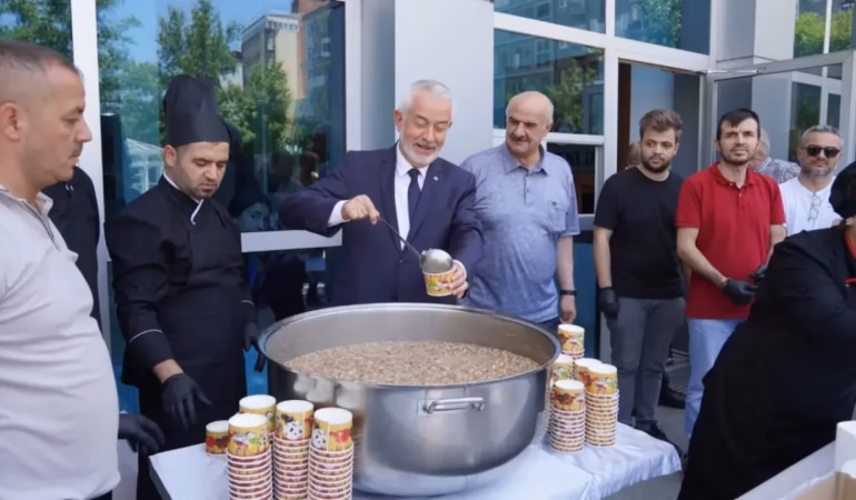 Isparta'da Aşure Bereketi: Başkan Başdeğirmen Kazanların Başına Geçti
