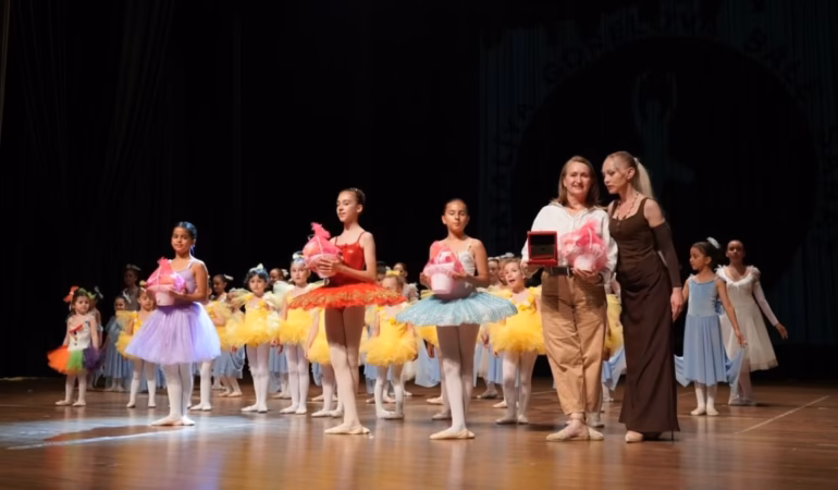 Isparta’da Büyüleyici Gece: Genç Balerinler Sahnede Devleşti