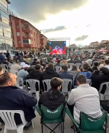 Isparta’da Dev Ekranlı Milli Maç Heyecanı: Dualar Ay Yıldız İçindi