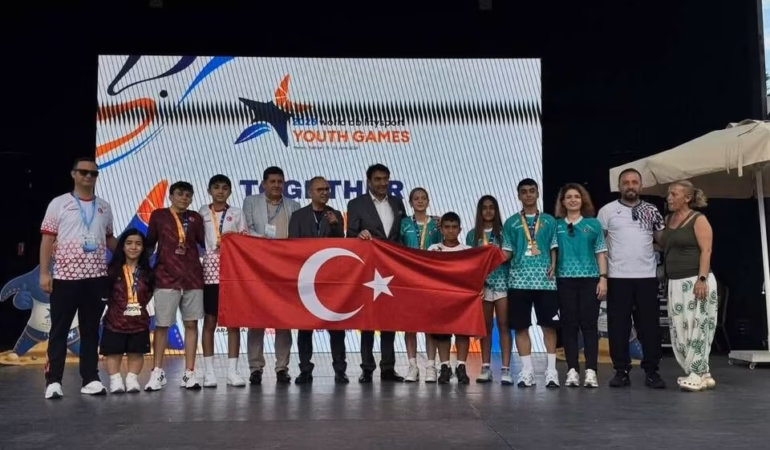 Ispartalı Para Badmintonculardan Mersin'de Tarih Yazan Başarı