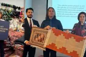 SDÜ'nün Gururu Prof. Dr. Genç, Berlin'de Kilimlerin Gizli Dilini Dokudu