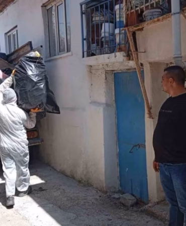 Burdur’da Mahalleliyi Bezdiren Koku: Çöp Evden 3 Kamyon Atık Çıktı