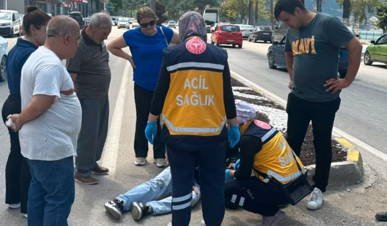 Eğirdir'de Kaza: Başkanın Eşi Sevgi Özer Yaralı Sürücüye Hızır Gibi Yetişti