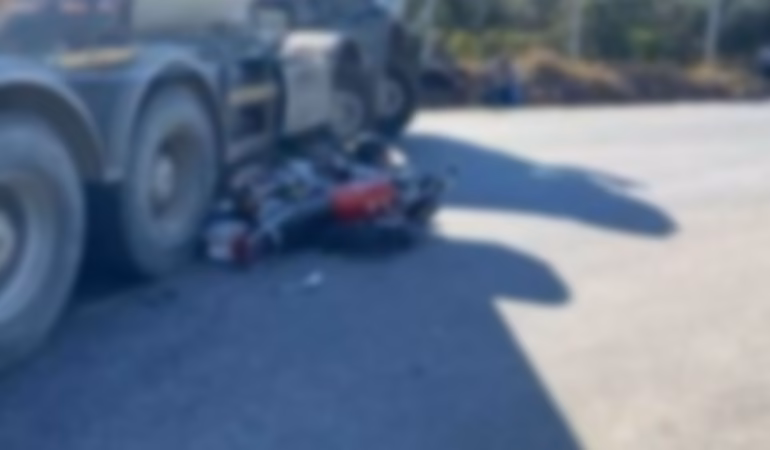 Havalimanı Kavşağında Feci Kaza: Motosiklet Sürücüsü Kurtarılamadı