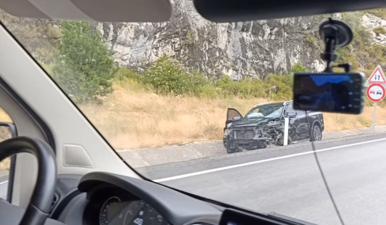 Isparta-Antalya Yolunda Korkutan Çarpışma: 4 Kişi Hastaneye Kaldırıldı