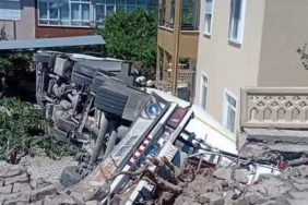 Isparta Batıkent’te Korkutan Kaza: Devrilen Tır Evlerin Arasına Daldı