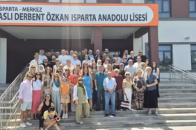 Isparta’da 30 Yıllık Vefa: Eski Sıralarda Gözyaşı ve Kahkaha