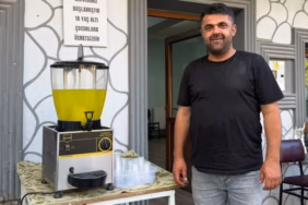 Isparta'da Muhtardan Çocuklara Buz Gibi Limonata Sürprizi