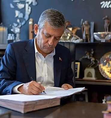 Yeni Parti Resmen Kuruldu: İmzalar Atıldı, Siyaset Isındı