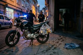 Polisi-Gorunce-Motorunu-ve-Ickilerini-Birakip-Karanliga-Karisti-kai