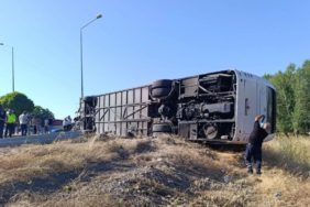 Antalya Yolunda Feci Kaza: Otobüs Bariyerlere Ok Gibi Saplandı, 22 Yaralı!