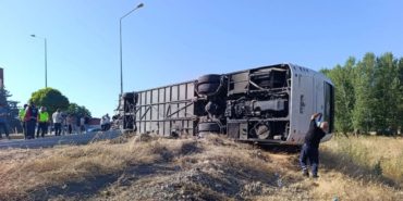 Antalya Yolunda Feci Kaza: Otobüs Bariyerlere Ok Gibi Saplandı, 22 Yaralı!