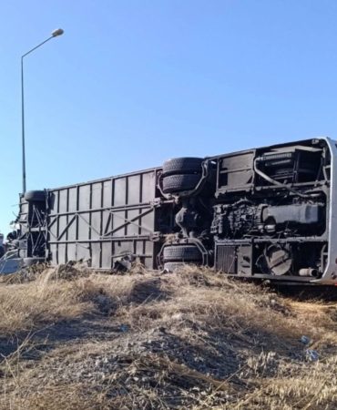 Antalya Yolunda Feci Kaza: Otobüs Bariyerlere Ok Gibi Saplandı, 22 Yaralı!