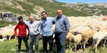 Başkan Sarıdaş koltuğunda değil, üreticinin yanında