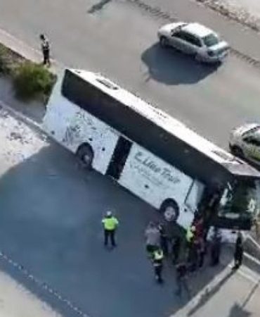 Bucak’ta Faciaya Kıl Payı: 34 Kişilik Tur Otobüsü Yan Yattı