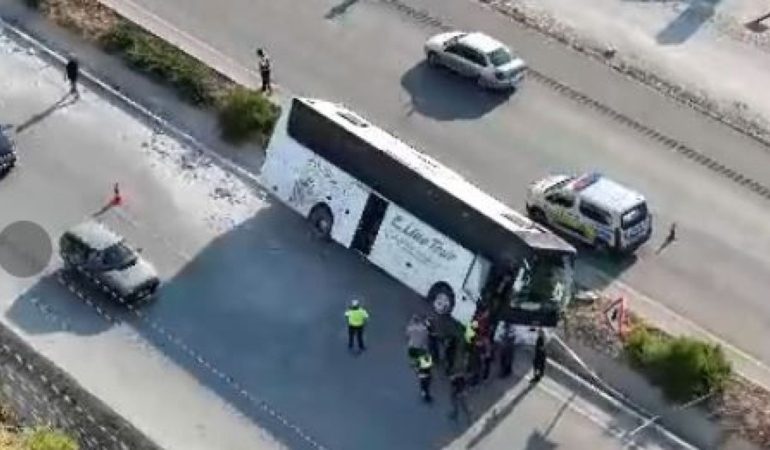 Bucak’ta Faciaya Kıl Payı: 34 Kişilik Tur Otobüsü Yan Yattı