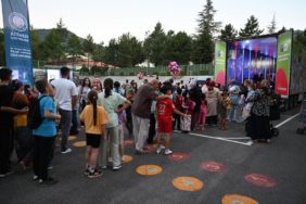 Halıkent’te Yıldızlar Altında Sinema: Miniklerden Başkana Tam Not