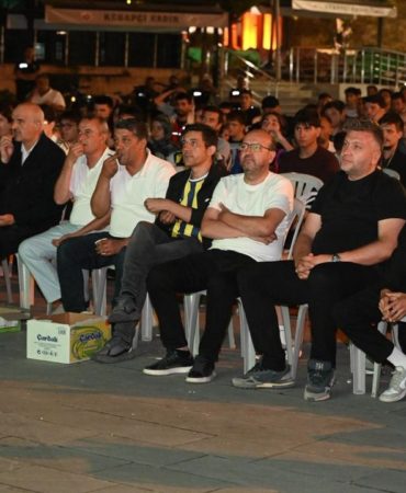 Isparta Meydanında Dev Ekran: Fenerbahçe Heyecanı Sokağa Taştı